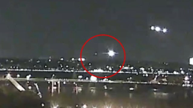 Video appears to show American Airlines and helicopter crash in Washington DC