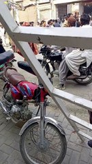 السلام علیکم دوستو ڈیرہ روڈ شنواری پمپ کے اوپر چار گیس کنٹینر رکے ہوئے تھے وہاں آچانک آگ لگنے سے کنٹینر میں دھماکہ ہونے کی وجہ سے  بھاری بھرکم نقصان ہوا ریسکیو اور پنجاب پولیس اور دیگر ادارے بھی موجود  25-1-28