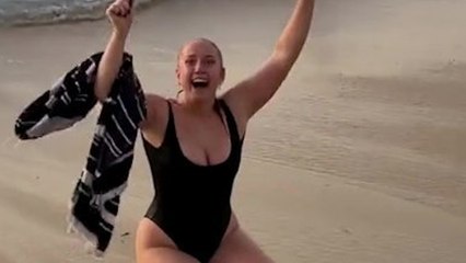 Freunde finden auf wundersame Weise Autoschlüssel, nachdem sie vom Meer weggespült wurden