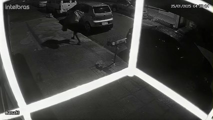 Suspeito é flagrado roubando placas de carro em Maceió