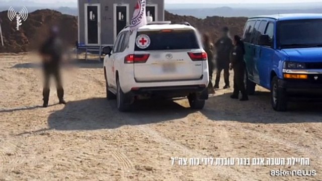 La Croce Rossa consegna la soldatessa Agam Beger a Israele