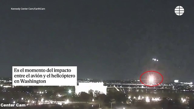 Momento del choque entre un avión de American Airlines y un helicóptero militar en Washington
