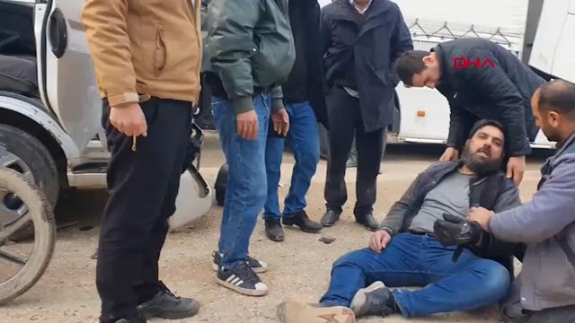 Kamyonetle kafa kafaya çarpışan motosikletin sürücüsü ağır yaralı