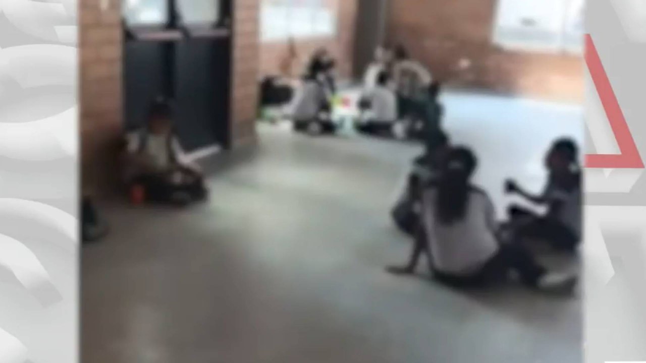 Colegio nuevo de Santander sin pupitres está en jaque: estudiantes no iniciaron clase como protesta
