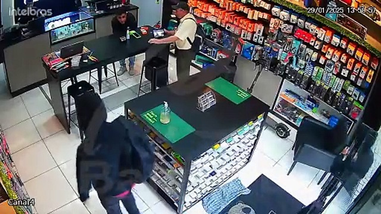 Dupla faz a limpa em loja de celulares em Campina Grande do Sul