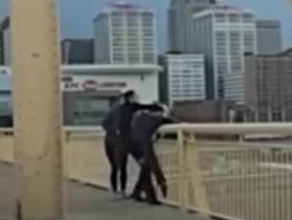 'Engel auf der Brücke' verhindert Suizid in letzter Sekunde