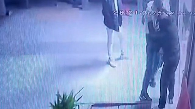 Dehşete düşüren anlar! Yeni silahını gösterirken arkadaşını öldürdü