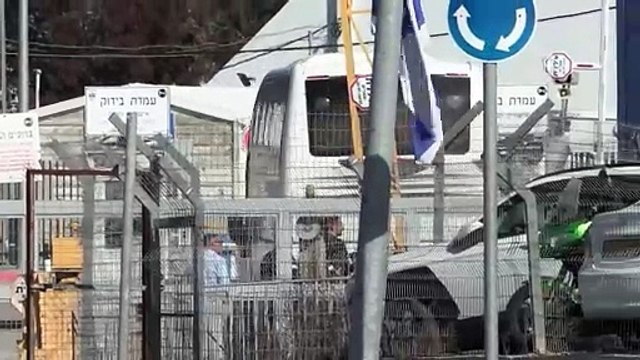 حافلات تنقل معتقلين فلسطينيين تعود إلى سجن عوفر بعد تعليق إسرائيل حتى إشعار آخر الإفراج عنهم