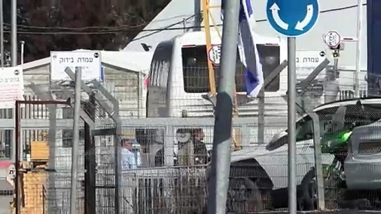 حافلات تنقل معتقلين فلسطينيين تعود إلى سجن عوفر بعد تعليق إسرائيل "حتى إشعار آخر" الإفراج عنهم