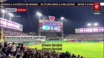 Afición en Culiacán protesta contra Rubén Rocha durante la final de béisbol