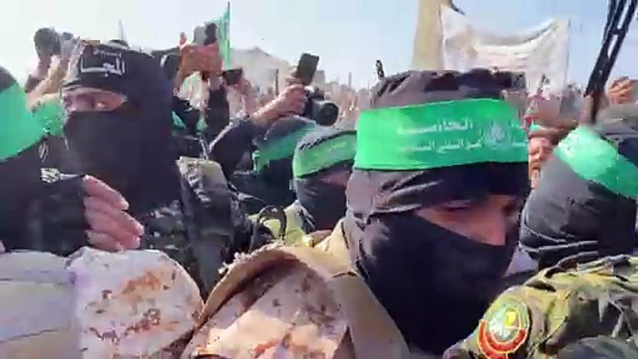 فوضى في خان يونس خلال تسليم رهينتين إسرائيليتين إلى الصليب الأحمر
