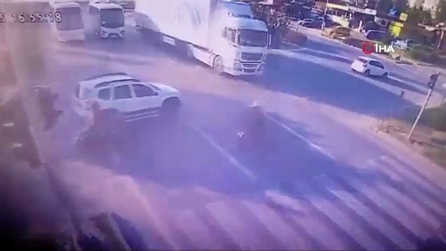 Kırmızı ışıkta geçen tıra çarpıp ölümden dönen motosiklet sürücüsü güvenlik kamerasında