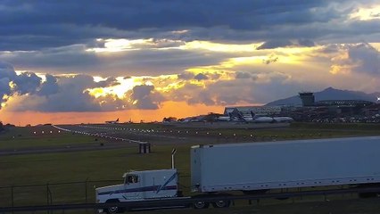 Avión carguero con sobrecalentamiento en turbina aterriza de emergencia