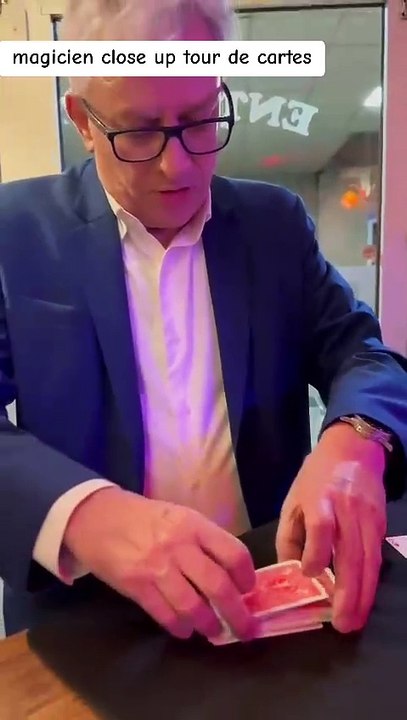 Magicien close up magie en restaurant, magicien Paris, tour de magie tour de cartes