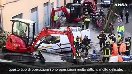 Crolla un muro a Genova, i vigili del fuoco: "Scaviamo per escludere feriti"