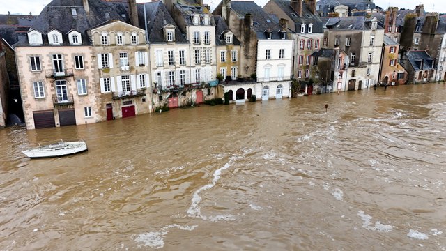 Inondations en Bretagne : la ville de Redon isolée par la crue de la Vilaine