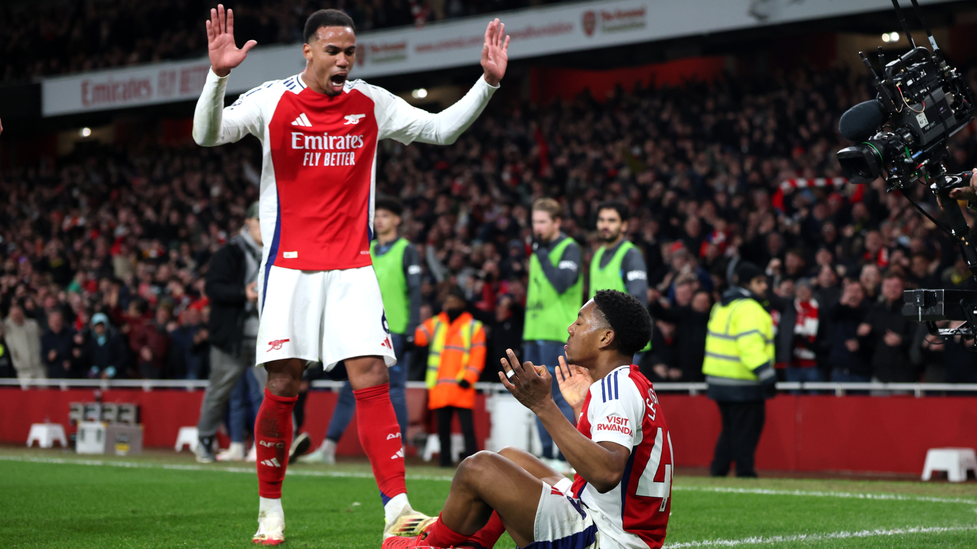 Five-star Arsenal destroy Manchester City