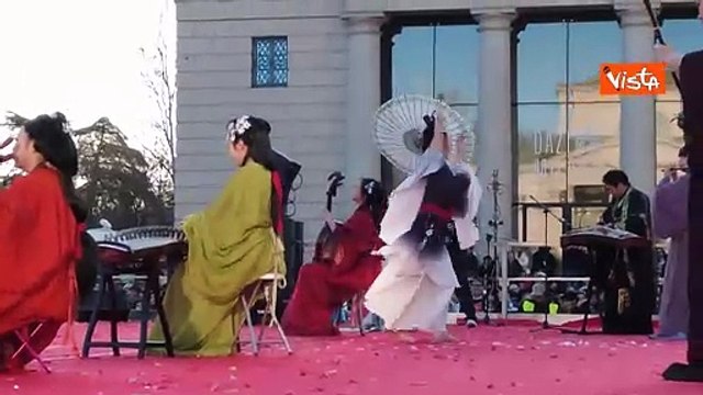 Capodanno cinese di Milano 2025, le danze tradizionali con ombrelli e ventagli