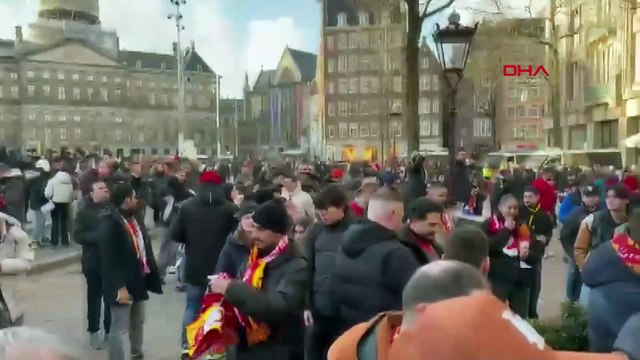 Ajax maçı öncesi Galatasaray taraftarları Hollanda'da tezahüratlar eşliğinde maç saatini bekliyor