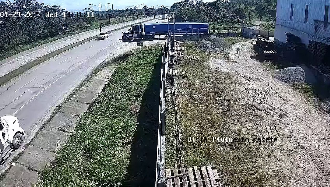 Sale a la luz video del accidente entre rastra y bus en Puerto Cortés