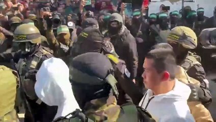 Israel excarcela a presos palestinos tras paralizar el proceso por el caos en la entrega