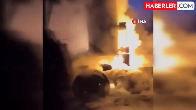 Van'da Seyir Halindeki Tır Alev Alev Yandı