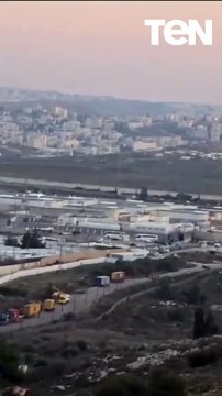 الحافلات التي تقل الأسرى الفلسطينيين تبدأ بالتحرك من سجن عوفر غرب رام الله نحو وجهتها