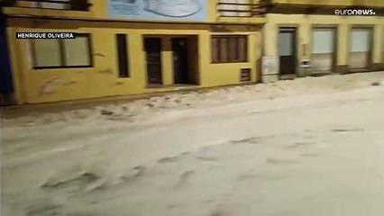 عاصفة قوية تضرب البرتغال وسيول من رغوة بيضاء حملتها الفيضانات غطت شوارع بلدة ساحلية