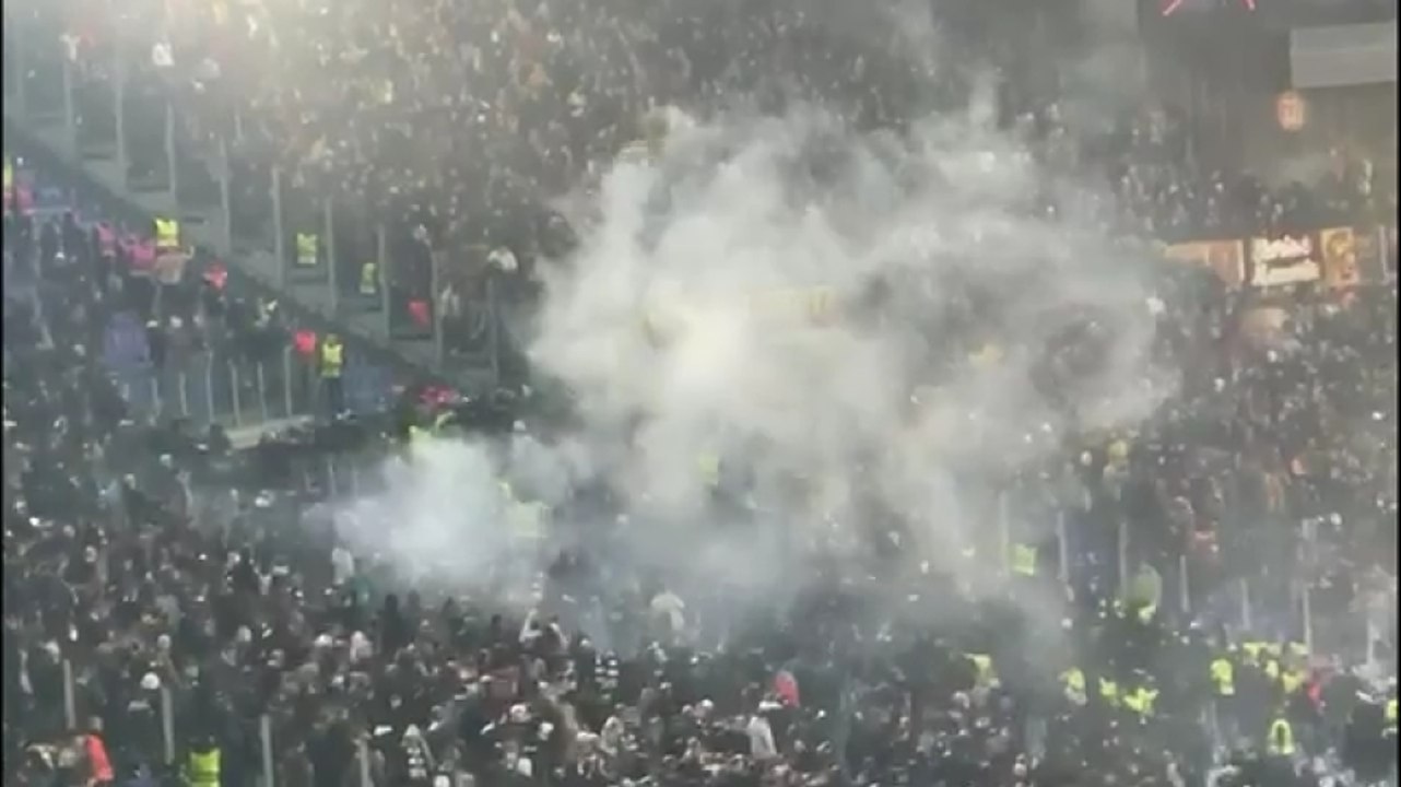 Scontri Roma-Eintracht, lancio di bombe carta dopo il gol di Angeliño