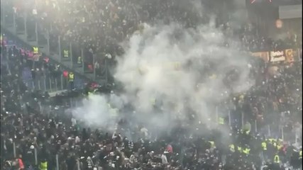 Scontri Roma-Eintracht, lancio di bombe carta dopo il gol di Angeliño