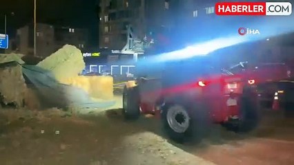 Aksaray'da Viraja Sert Giren Tır Yolda Saman Balyaları Saçtı