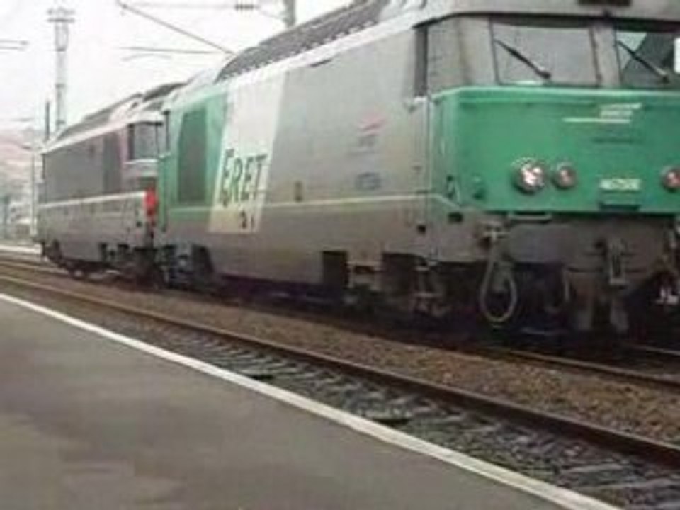 manoeuvre d'une um de bb 67602 et bb 67586 fret