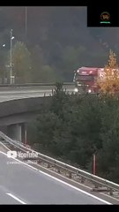Diluar nalar ! Mobil kecil mampu menjatuhkan truck besar #shortvideo#shorts #impossible