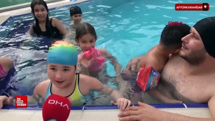 Afyonkarahisar'da soğuk havada 40 derecelik termal havuzda kış tatili