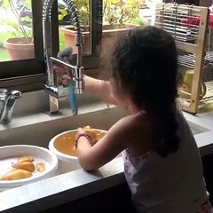 ابنة سيرين عبدالنور تساعدها في المطبخ