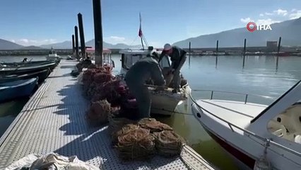 Eğirdir Gölü’nde yasa dışı avlanan 100 kilogram canlı kerevit göle salındı
