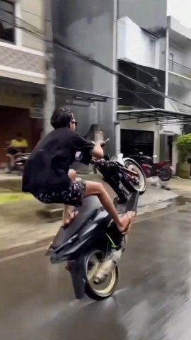 Aksi Pemuda Mengendarai motor freestyle di Makassar