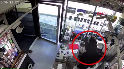 Yüzünü çarşafla gizleyen kadın kasadaki paraları çaldı; o anlar kamerada
