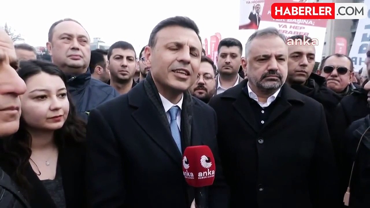 CHP İstanbul İl Başkanı Özgür Çelik, İmamoğlu'na Destek İçin Adliye Önünde