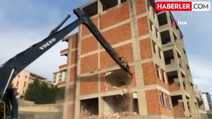 Edirne'de Depreme Dayanıksız Bina Kontrollü Olarak Yıkıldı
