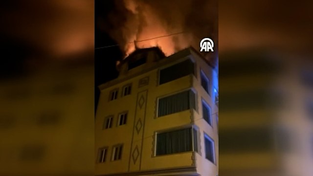 4 katlı apartmanın çatısında çıkan yangın hasara neden oldu