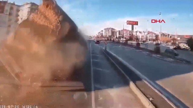 Yonca balyaları yola devrildi! Facia kıl payı atlatıldı... O anlar kamerada