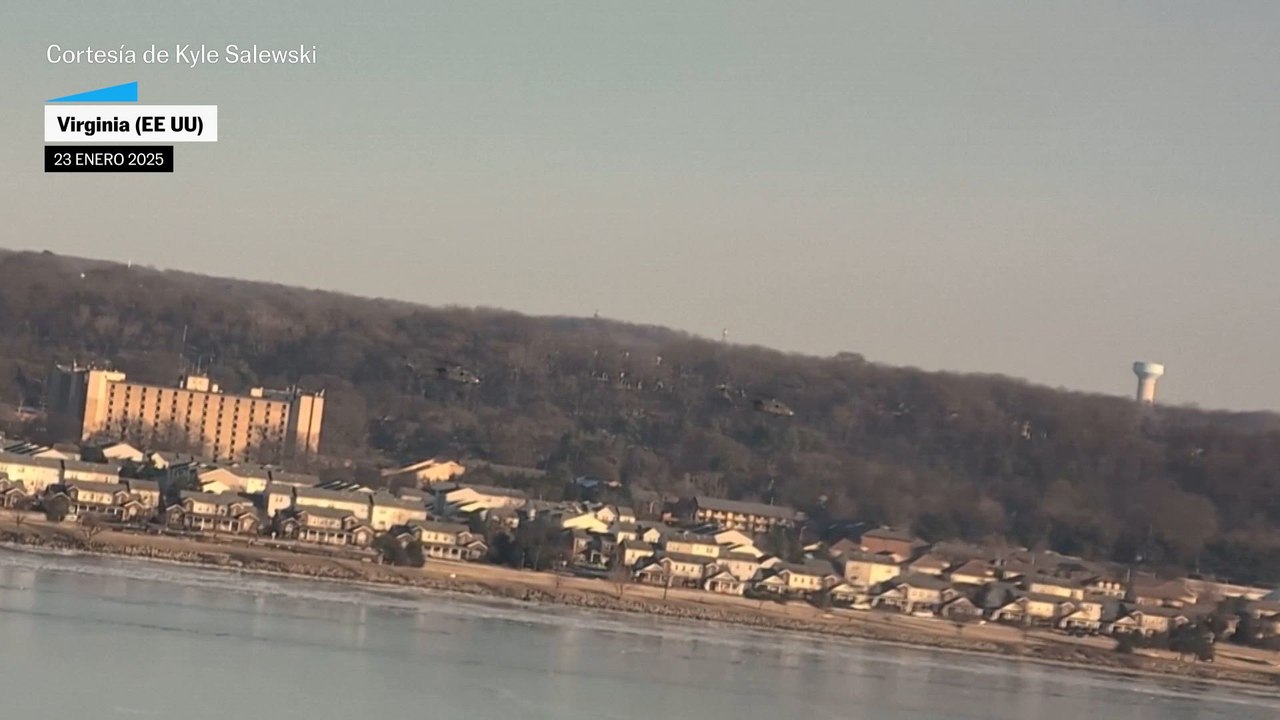 Dos helicópteros volando junto a un avión una semana antes del accidente en Washington