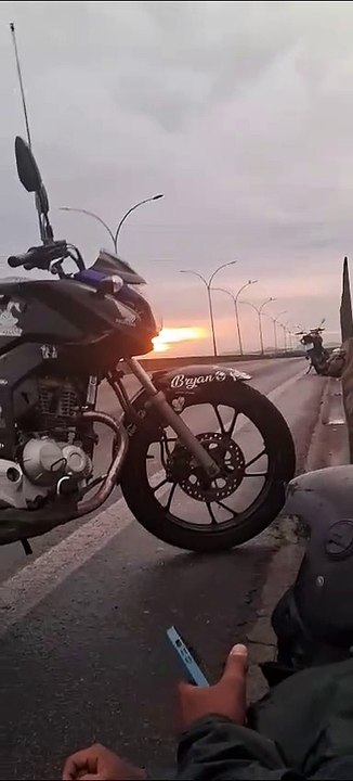 Motoristas se abaixam para se proteger de tiros na Linha Vermelha