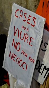 Cientos de manifestantes logran retrasar un desahucio en CASA ORSOLA