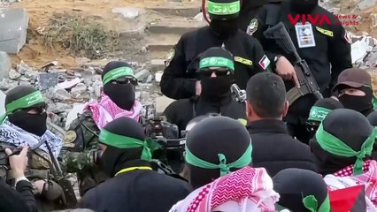 Prajurit Hamas Buka Penutup Wajah Saat Pertukaran Sandera