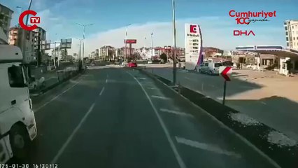 Yonca balyaları yolda devrildi, trafik uzun süre kapalı kaldı!