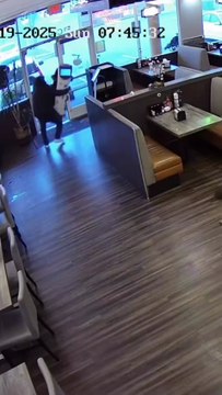 Un individu tente de voler un robot employé dans un restaurant