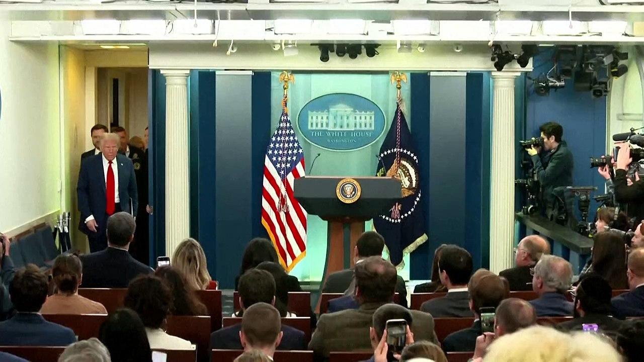 Pas de survivant dans la catastrophe aérienne à Washington, Trump met en cause la diversité