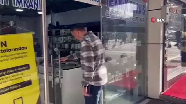 Tamir etmeye çalıştığı kapı bir anda tuzla buz oldu